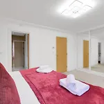 Foxherne 6 Bedroom 3Bath Serviced House 18 With Parking - Slough