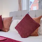 Foxherne 6 Bedroom 3Bath Serviced House 18 With Parking - Slough
