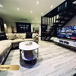 Luxurious 4-Bedroom House, Near Heathrow Terminal 4