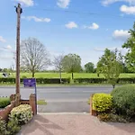 Luxury Four Bedroom Home With Large Garden