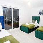 Spacious 3 Bedroom Apartment In Slough With Free Parking By Easy 2 Manage
