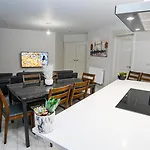 Spacious 3 Bedroom Apartment In Slough With Free Parking By Easy 2 Manage