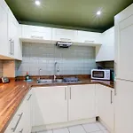Bright & Spacious 3-Bed, 2-Bath Home In Graylands Close