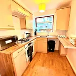 Luxury One-Bedroom House With Free Parking