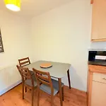 Luxury One-Bedroom House With Free Parking