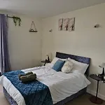 Slough Luxhaven Elegant One-Bed Apartment On High Street