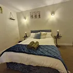 Slough Luxhaven Elegant One-Bed Apartment On High Street