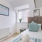 Foxherne 6 Bedroom And 2 Bath Serviced House 20 With Parking - Slough