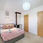 Foxherne 6 Bedroom And 2 Bath Serviced House 20 With Parking - Slough