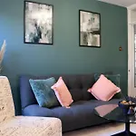 Hope Cottage In Slough With Parking