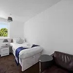 Gatewick Duplex Serviced Apartment With 3 Bedrooms, Up To 5 Beds