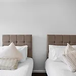 Gatewick Duplex Serviced Apartment With 3 Bedrooms, Up To 5 Beds