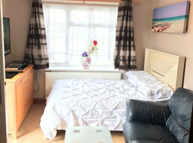 Studio Flat With Kitchenette & Separate Entrance With Free Parking - Up To 2 Guests