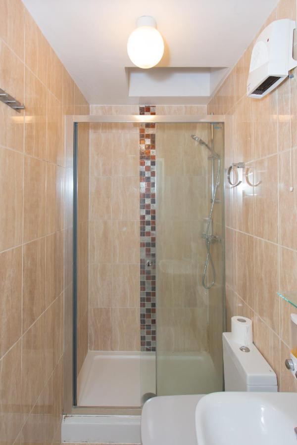 Langley Nr Pinewood Guest house 4*