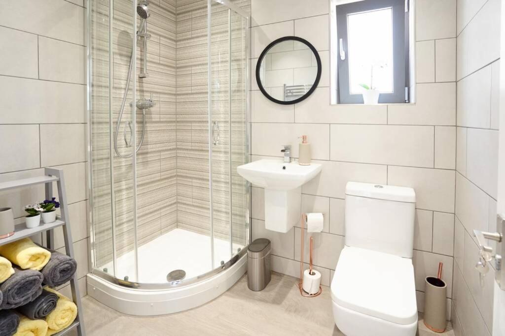 From - 4 Double Bed House With Parking Apartment Slough