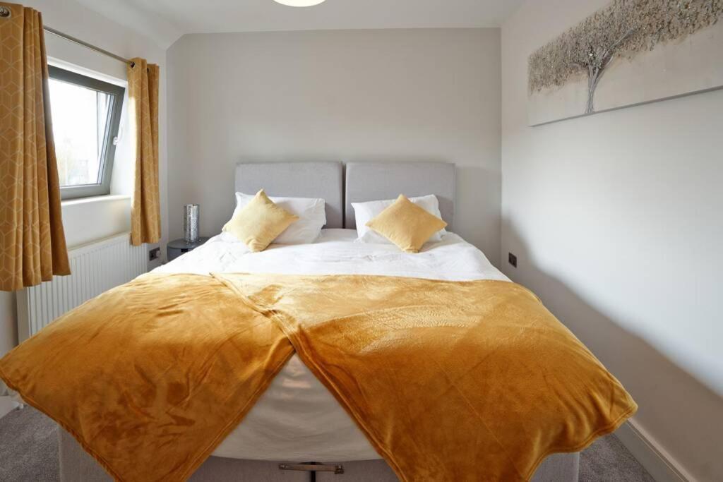 From - 4 Double Bed House With Parking * Slough