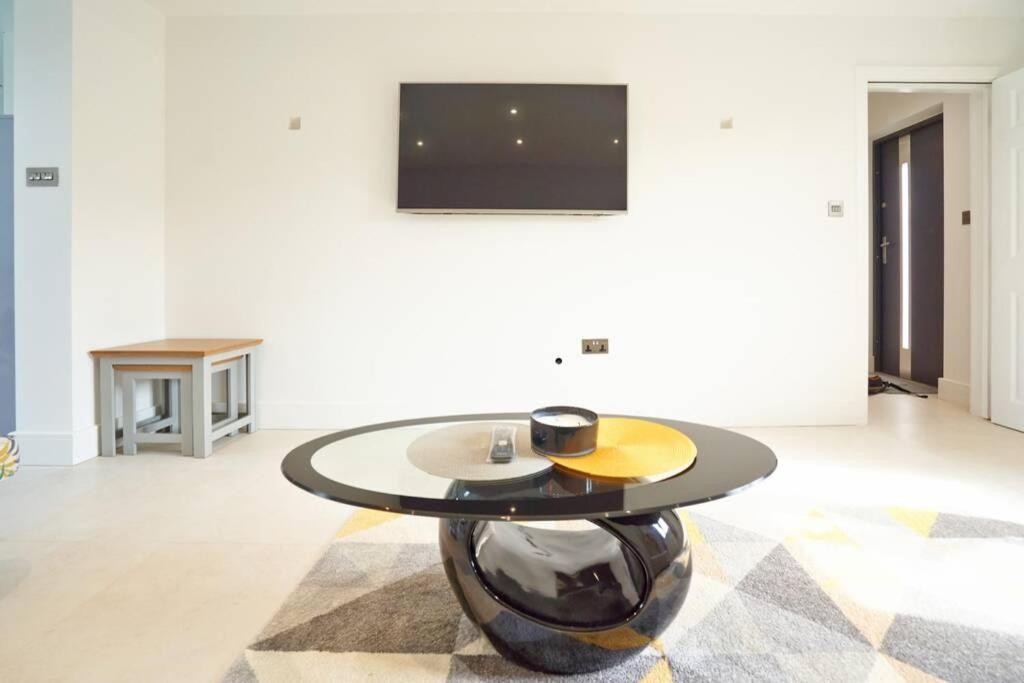 From - 4 Double Bed House With Parking * Slough