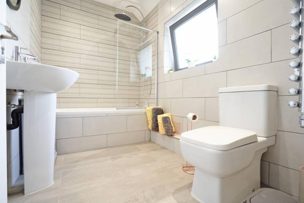 From - 4 Double Bed House With Parking Apartment Slough