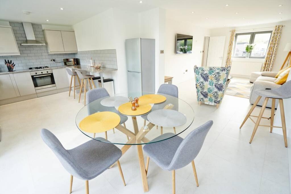 Apartment From - 4 Double Bed House With Parking *