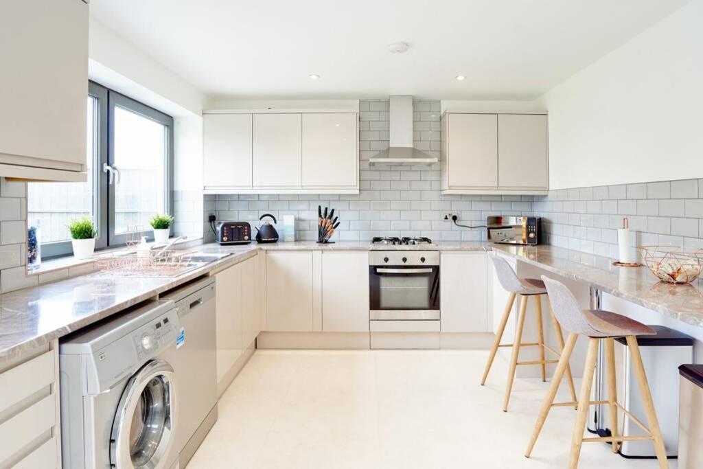 From - 4 Double Bed House With Parking *