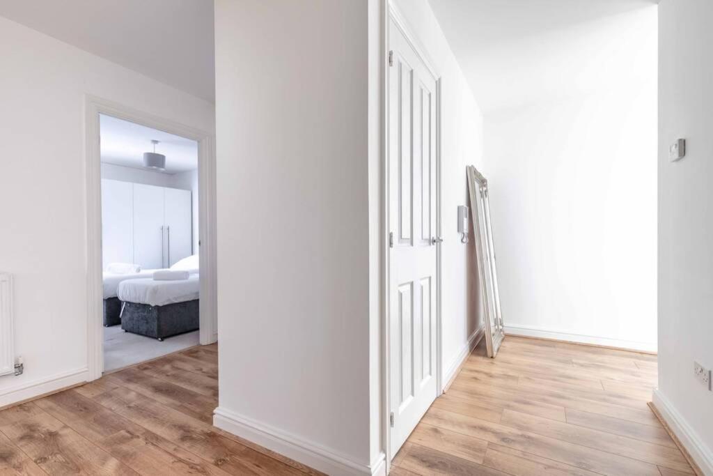 2 Bed & 2 Bath Modern - Free Parking Slough