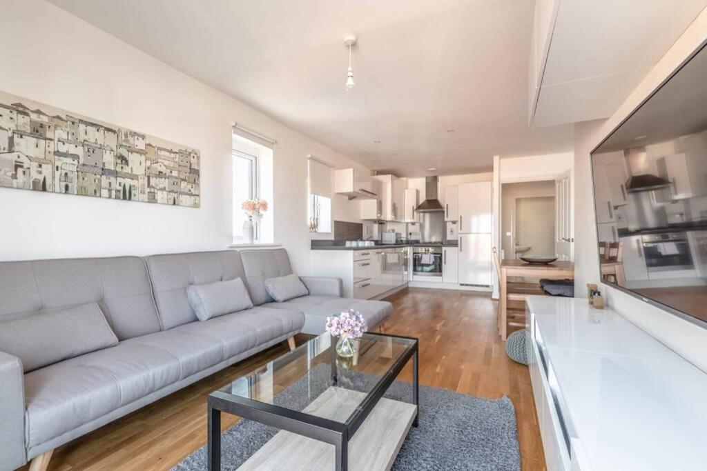 Apartment 2 Bed & 2 Bath Modern - Free Parking