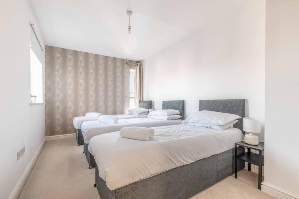 Apartment 2 Bed & 2 Bath Modern - Free Parking Slough