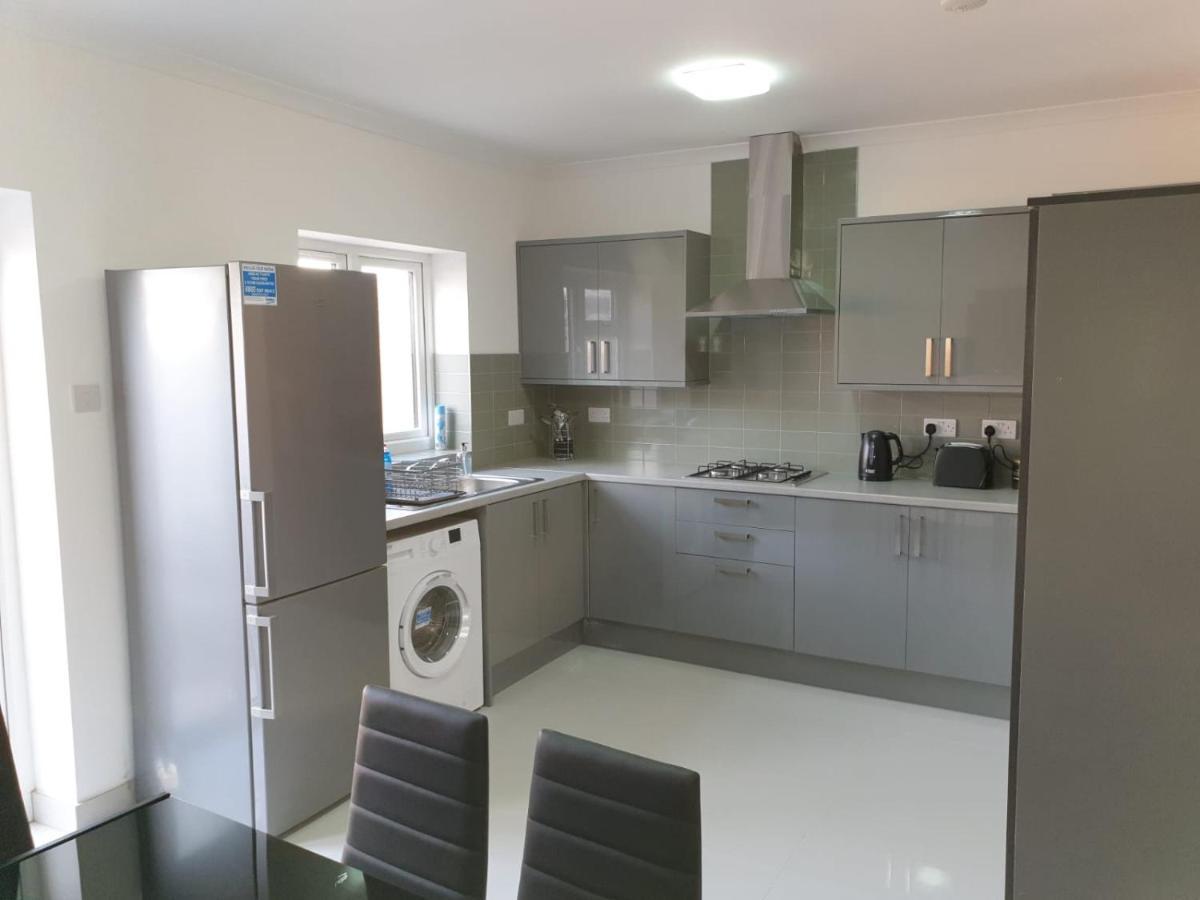 Large 4bed House Up To 7beds Parking Train Station Apartment