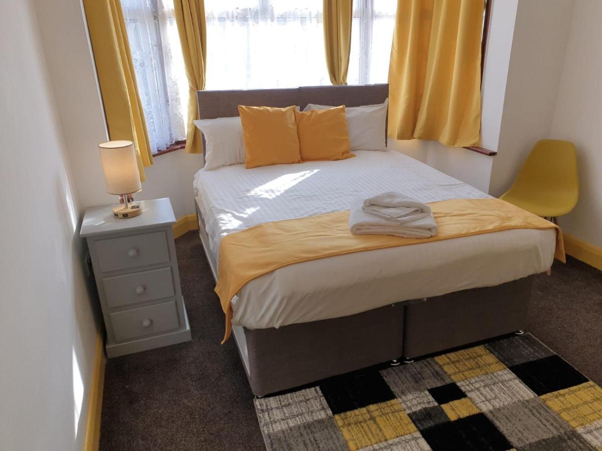 Large 4bed House Up To 7beds Parking Train Station Slough