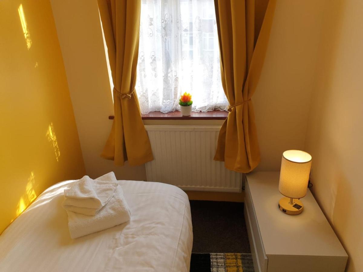 Large 4bed House Up To 7beds Parking Train Station * Slough