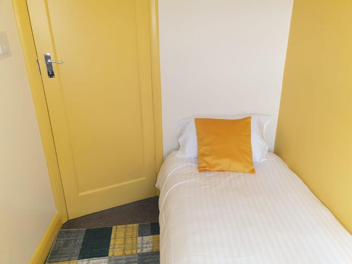 Large 4bed House Up To 7beds Parking Train Station Apartment Slough