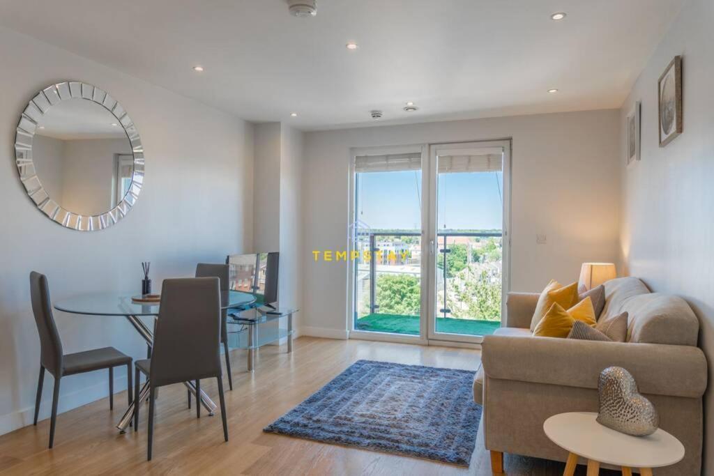 London In 15 Mins! Stylish Near Heathrow Apartment *