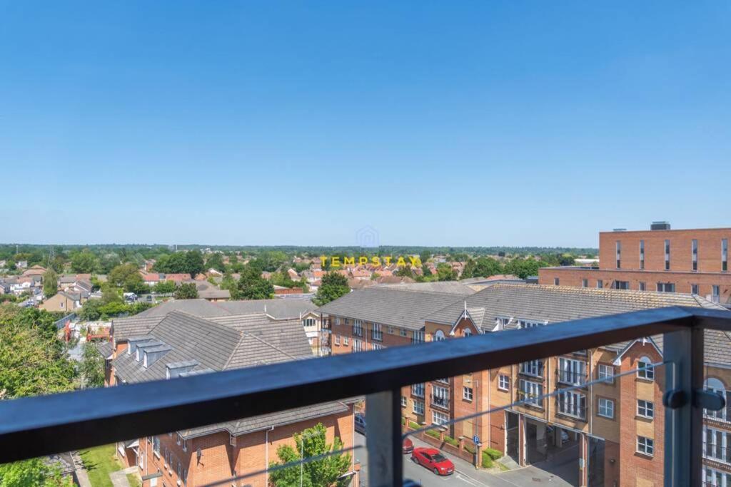 London In 15 Mins! Stylish Near Heathrow Apartment *