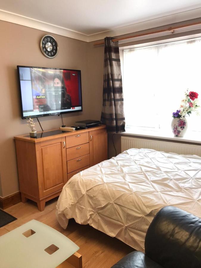 Apartamento Studio Flat With Kitchenette & Separate Entrance With Free Parking - Up To 2 Guests