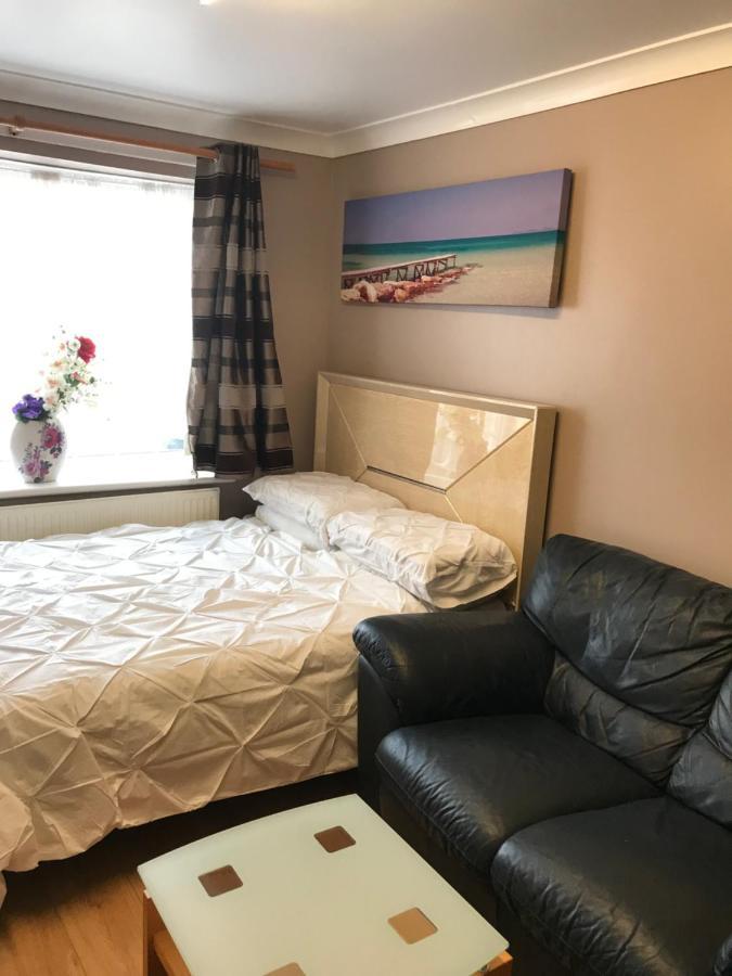 Studio Flat With Kitchenette & Separate Entrance With Free Parking - Up To 2 Guests Apartamento