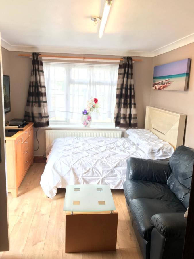 Apartamento Studio Flat With Kitchenette & Separate Entrance With Free Parking - Up To 2 Guests Slough