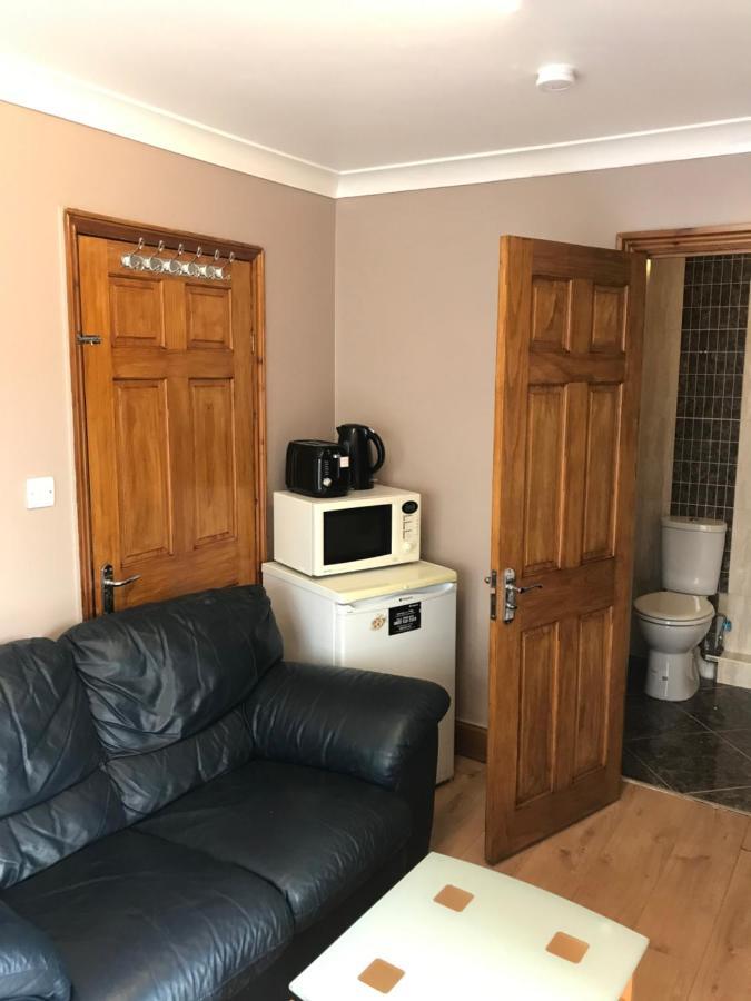 Studio Flat With Kitchenette & Separate Entrance With Free Parking - Up To 2 Guests Apartamento *