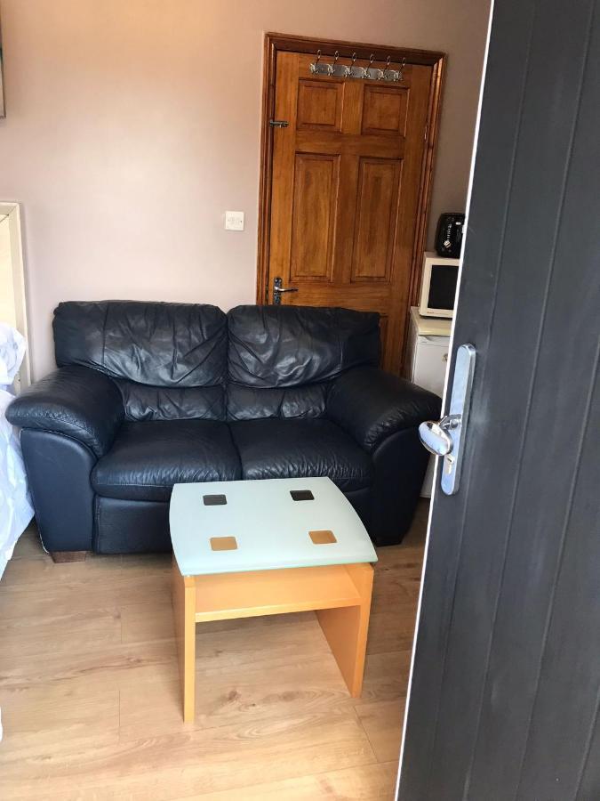 Apartamento Studio Flat With Kitchenette & Separate Entrance With Free Parking - Up To 2 Guests Slough