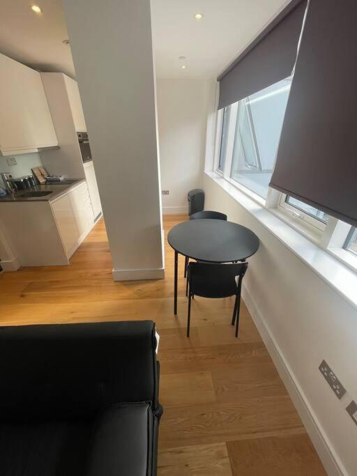 Vibrant Flat In The Centre Slough