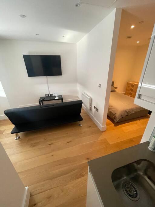 Vibrant Flat In The Centre Slough