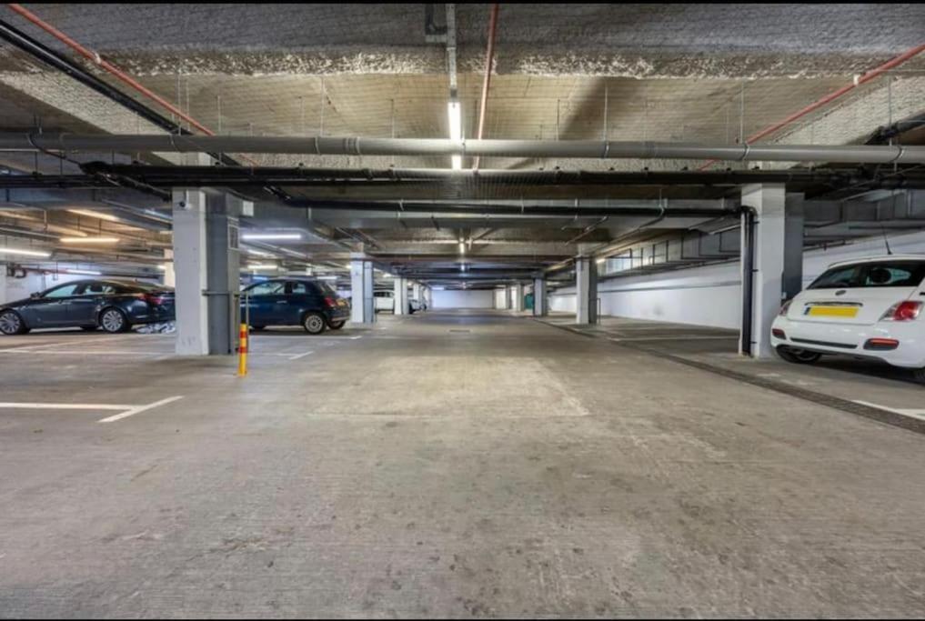 1 Bed With Parking & Gym Slough