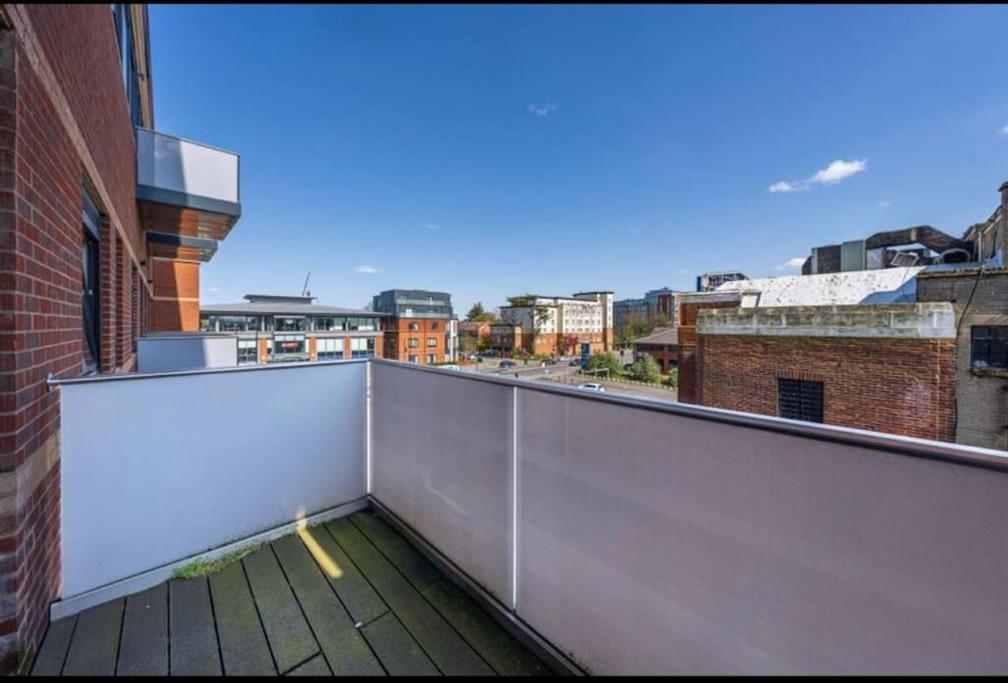 1 Bed With Parking & Gym * Slough