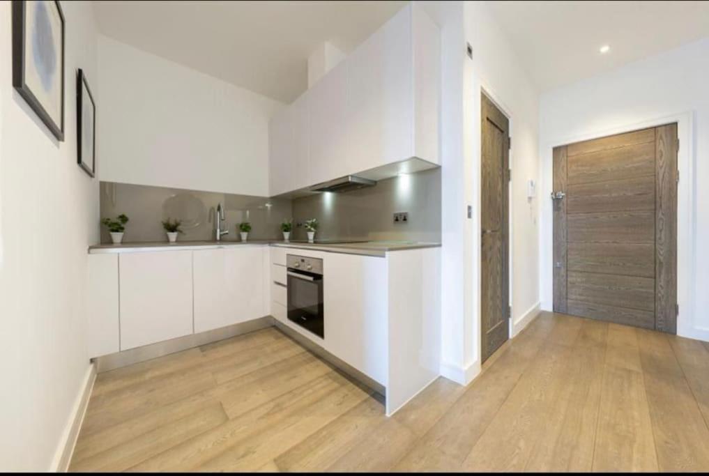 1 Bed With Parking & Gym * Slough