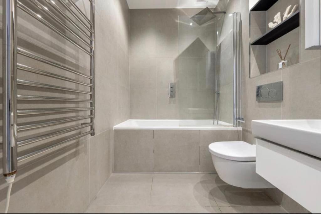 1 Bed With Parking & Gym * Slough