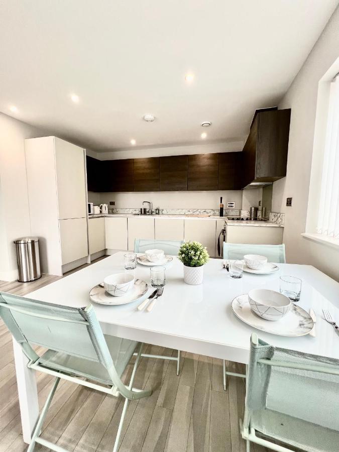 Deluxe 2 Bed 2 Bath Flat - Windsor, Heathrow Airport, Station