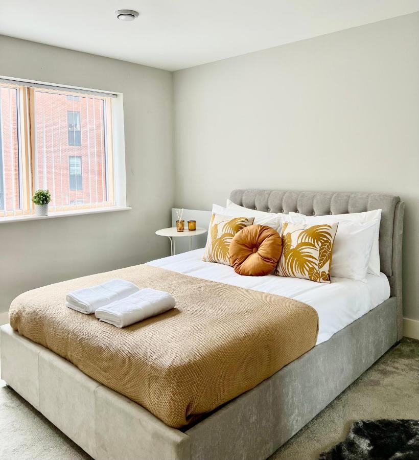 Deluxe 2 Bed 2 Bath Flat - Windsor, Heathrow Airport, Station Apartamento *
