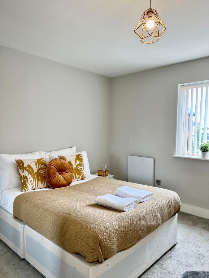 Deluxe 2 Bed 2 Bath Flat - Windsor, Heathrow Airport, Station