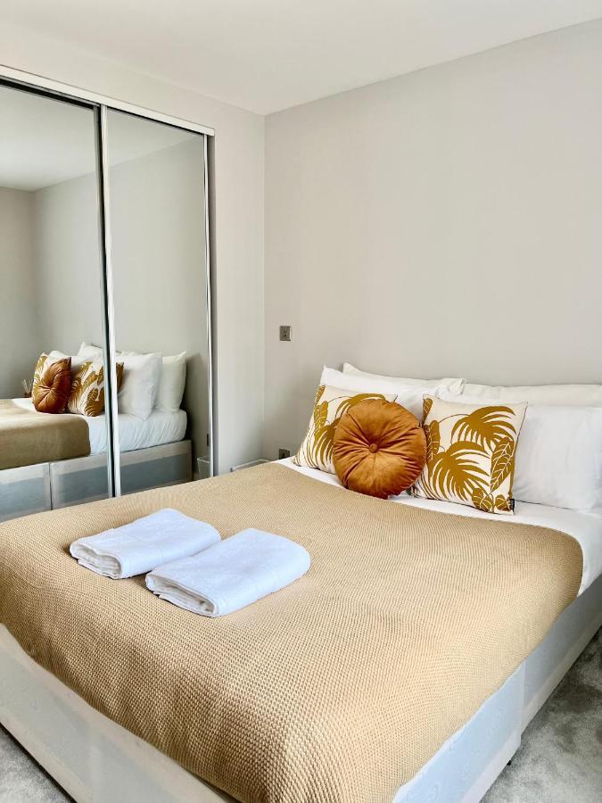 Deluxe 2 Bed 2 Bath Flat - Windsor, Heathrow Airport, Station Apartamento *