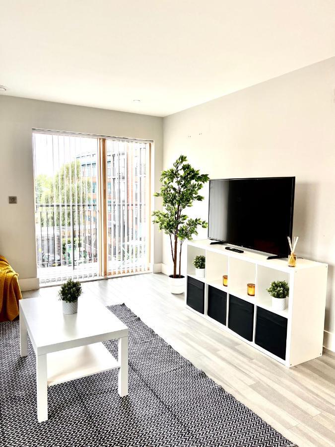 Deluxe 2 Bed 2 Bath Flat - Windsor, Heathrow Airport, Station