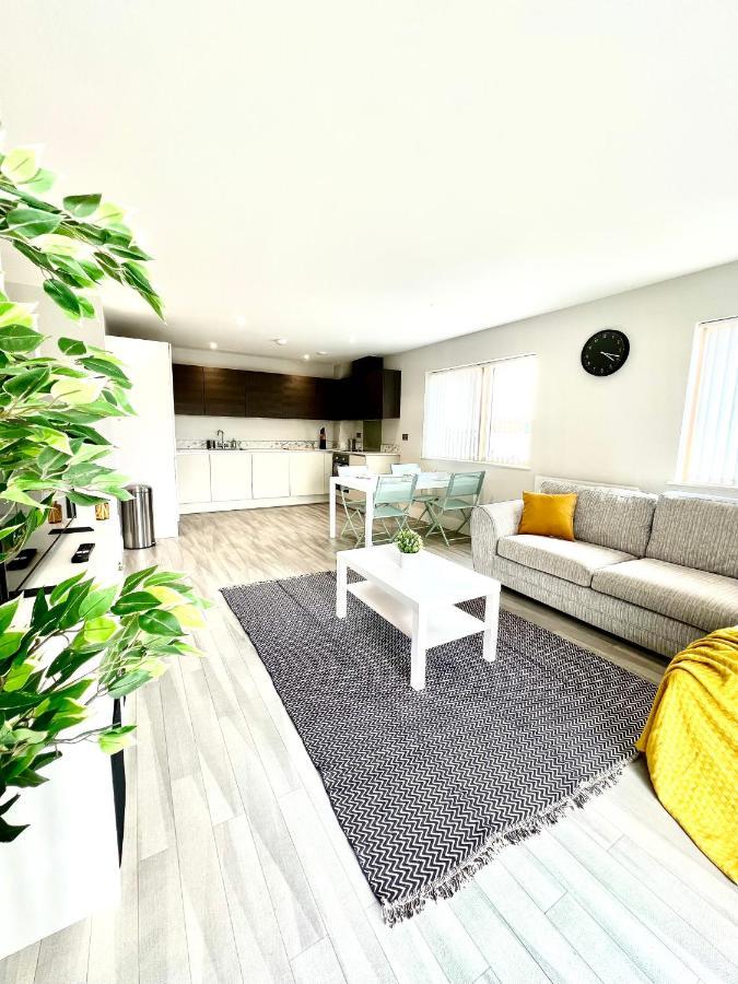 Apartamento Deluxe 2 Bed 2 Bath Flat - Windsor, Heathrow Airport, Station Slough